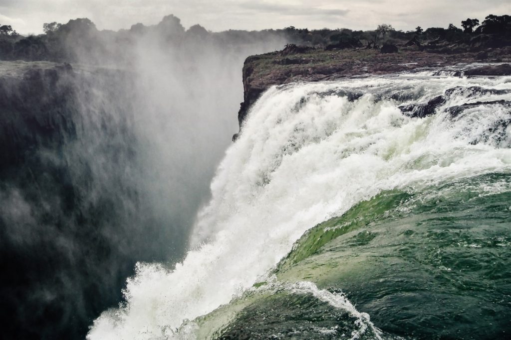 Rzeka Zambezi - głębokość 116 m
